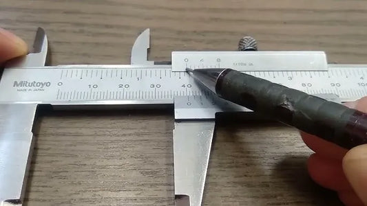 ARK CNC İstanbul tesislerinde kumpas ve mikron tolerans kontrolleriyle gerçekleştirilen hassas fason CNC işleme ve tedarikçi seçim kriterleri.