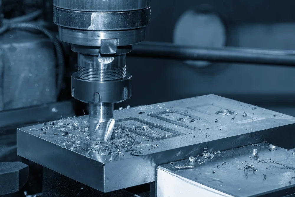 CNC işleme sürecinde freze tezgâhı ile hassas metal parça imalatı