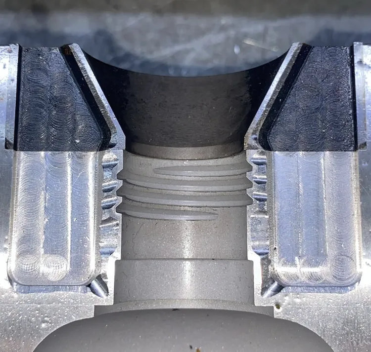 Formdeckelkomponente mit Gewindestruktur, gefertigt durch CNC-Bearbeitung mit Mikron-Toleranzen, und Querschnitt der CNC-Lohnfertigung | ARK CNC Istanbul