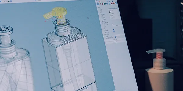Technische Darstellung der Innenstruktur, der Formkavität und des daraus resultierenden Flaschenmusters einer transparenten Kunststoff-Blasform für Kosmetik- oder Pharmaflaschen, hergestellt im ARK CNC-Werk in Istanbul