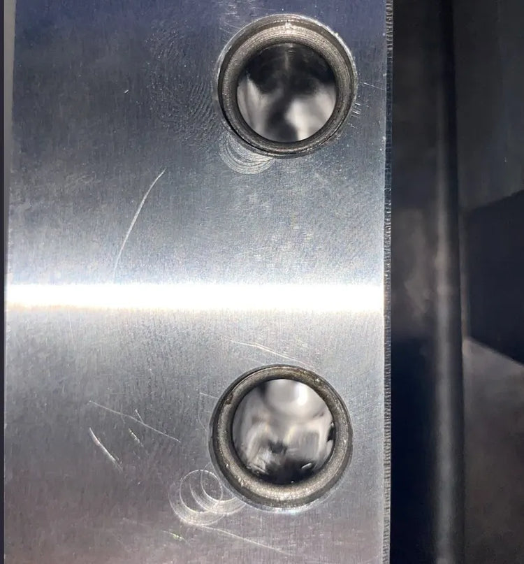 Hassas CNC frezeleme ile işlenmiş kalıp yan yüzeyi ve kılavuz pimi delik detayları | ARK CNC İstanbul
