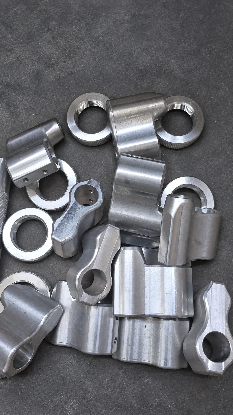 İç dişli halkalar ve delikli bağlantı parçalarından oluşan CNC işlenmiş metal parça grubu