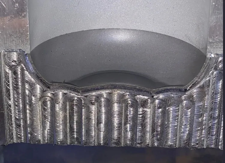 Mikron hassasiyetli CNC işleme ile üretilmiş, derin soğutma kanallarına sahip teknik metal parça kalıp alt bileşeni | ARK CNC İstanbul